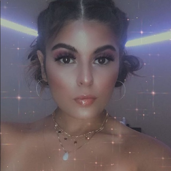 Meet your Posher, Ariana - Picture 1 of 1